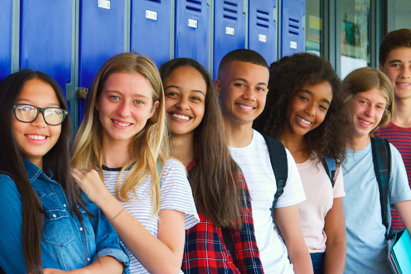 alunos de todos os tipos representando o Dia da Escola