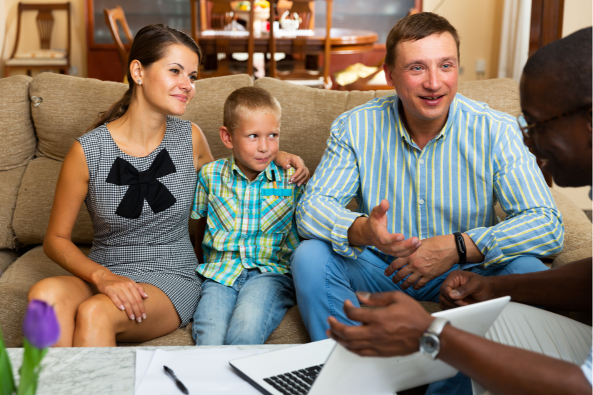 família negociando solicitando desconto na matrícula escolar