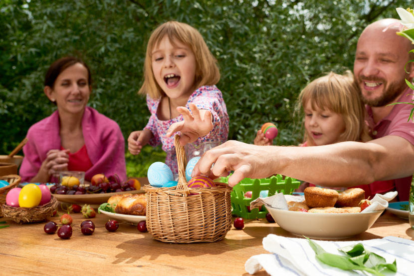 crianças se divertindo com atividades de páscoa 2026