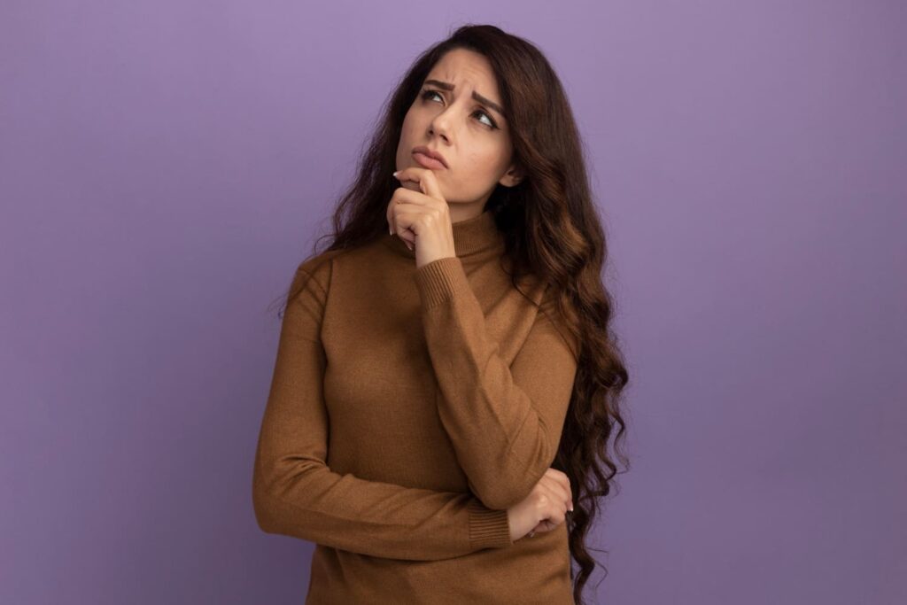 Mulher em dúvida sobre a diferença entre misoginia, machismo e misandria.