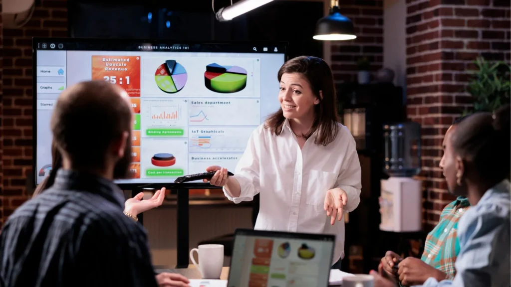 Profissionais de endomarketing no RH reunidos avaliando estratégias.