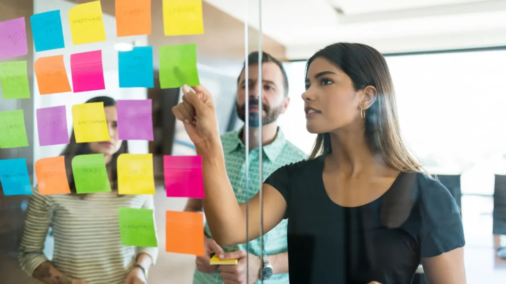 Profissionais da área de endomarketing definindo ações internas.