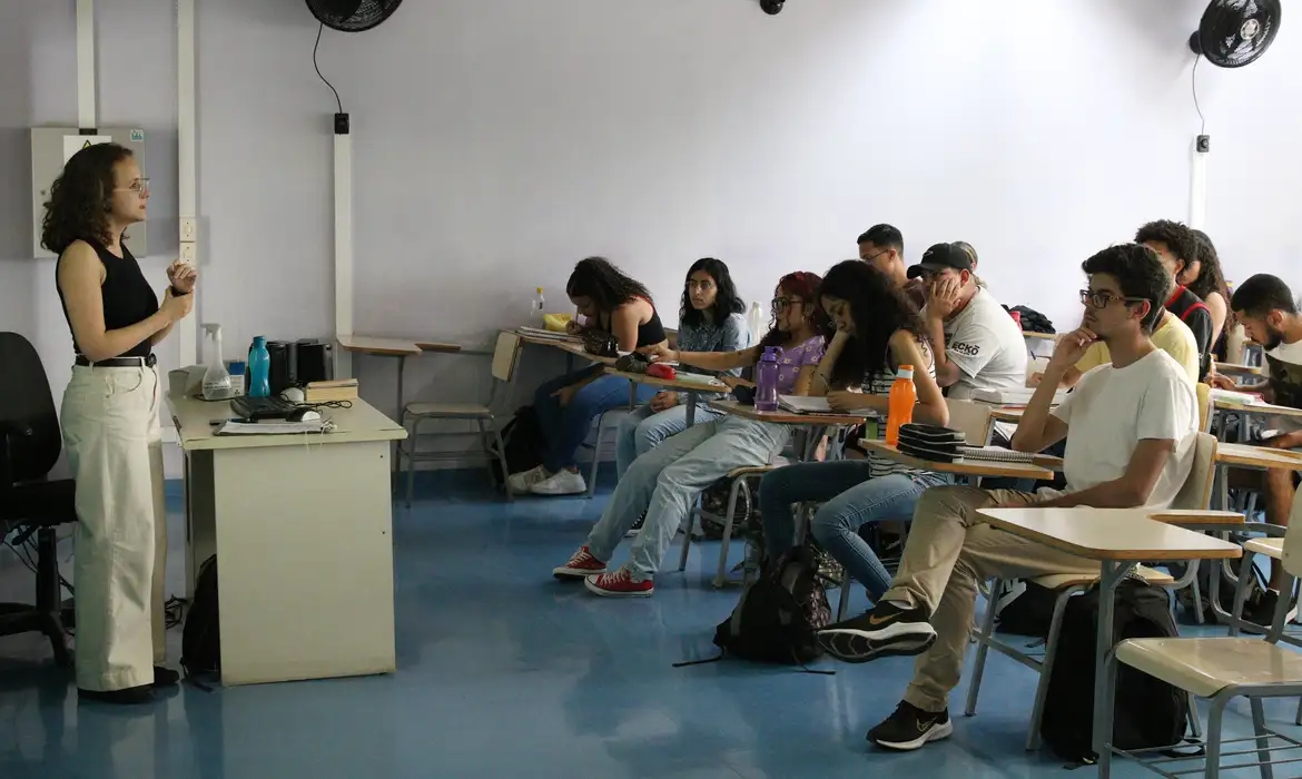 Quantos estudantes fazem faculdade no Brasil hoje? Confira