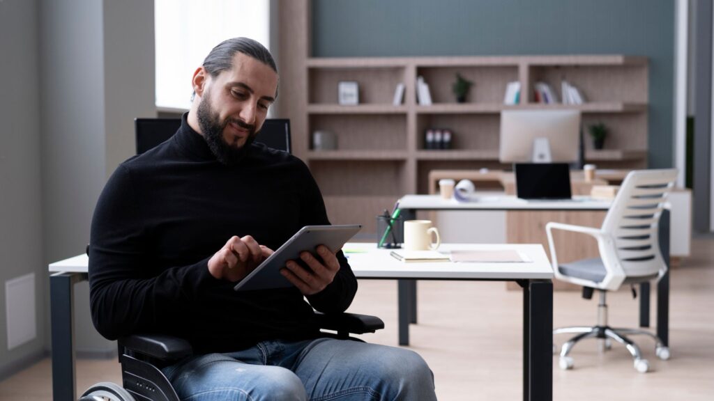 Homem com acessibilidade a partir do uso das tecnologias assistivas