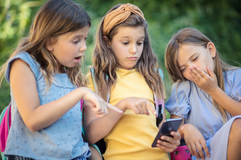 crianças da geração alfa reagindo ao six seven no celular