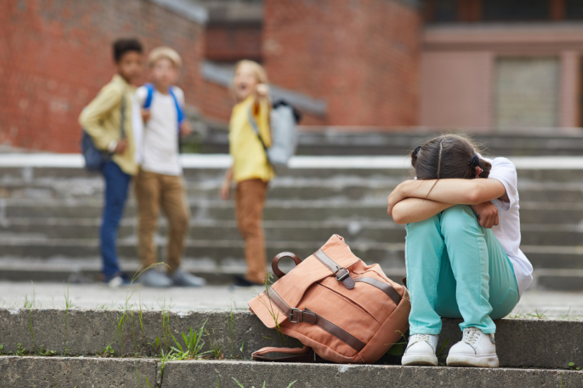 menina triste sofrendo bullying na escola 