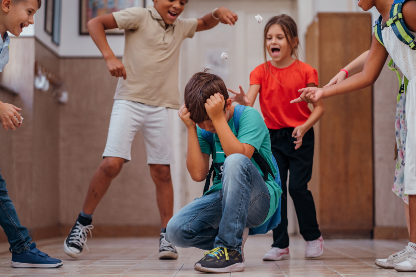 criança sofrendo violência escolar por colegas
