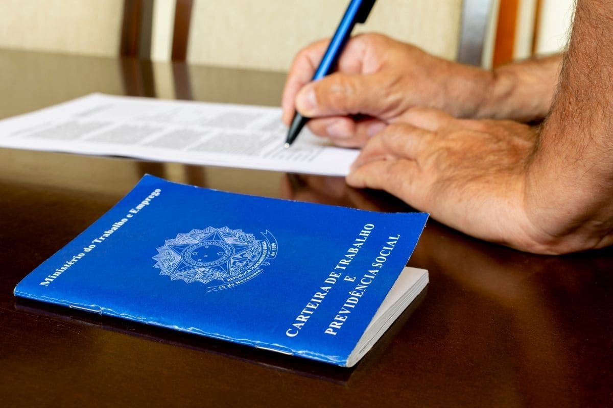 1º de maio: quem trabalha no feriado ganha a mais ou folga depois? Veja na Lei