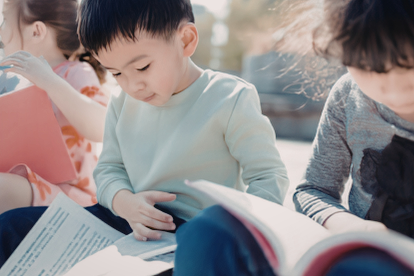 crianças lendo livros no Dia Internacional do Livro Infantil