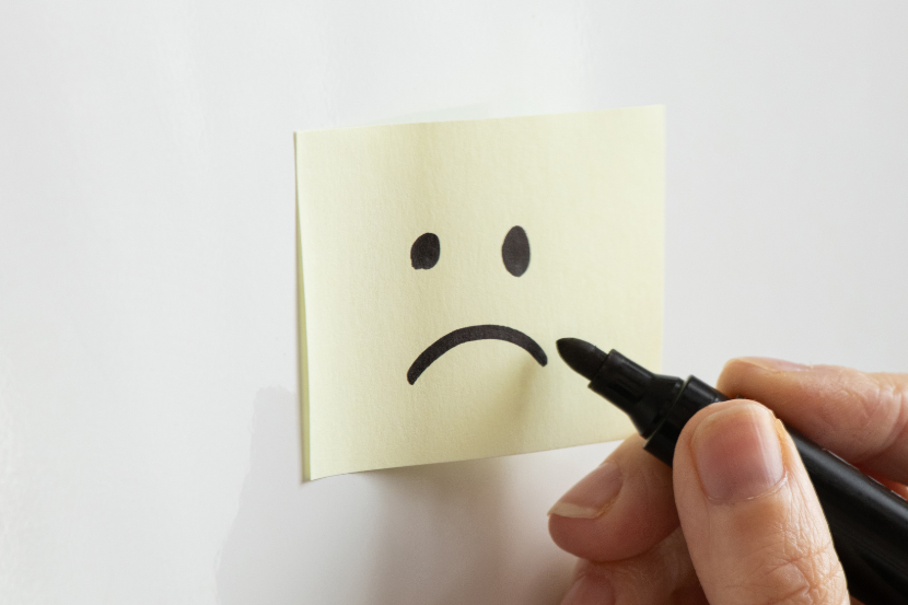 desenho de carinha triste em bloco que papel representando a violência na escola
