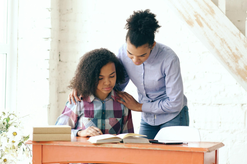 mãe ajudando filha a como criar um ambiente de estudos em casa 