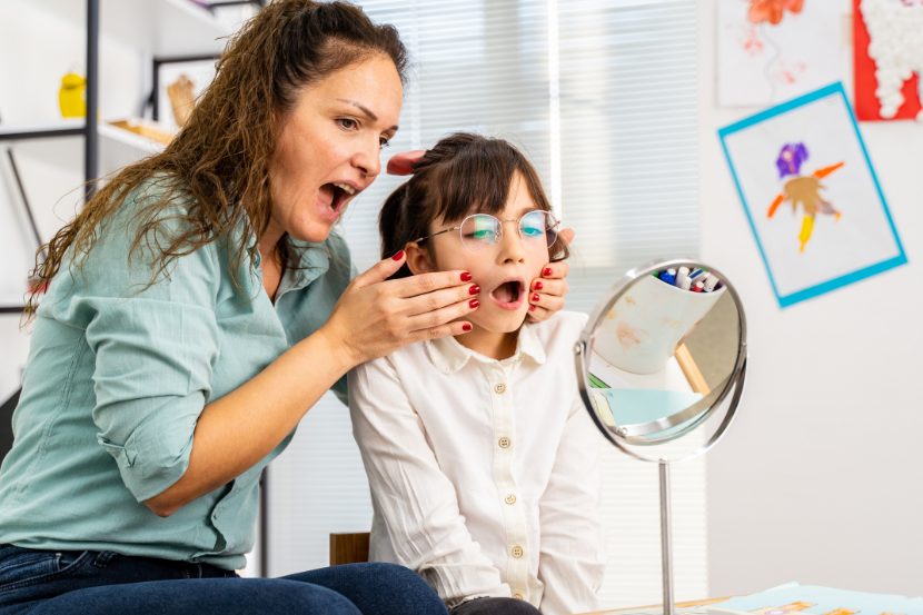 criança que troca letras escrevendo  em tratamento com profissional 