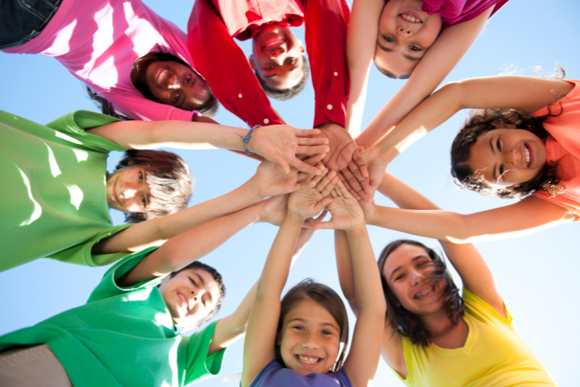 crianças com as mãos juntas no dia do amigo