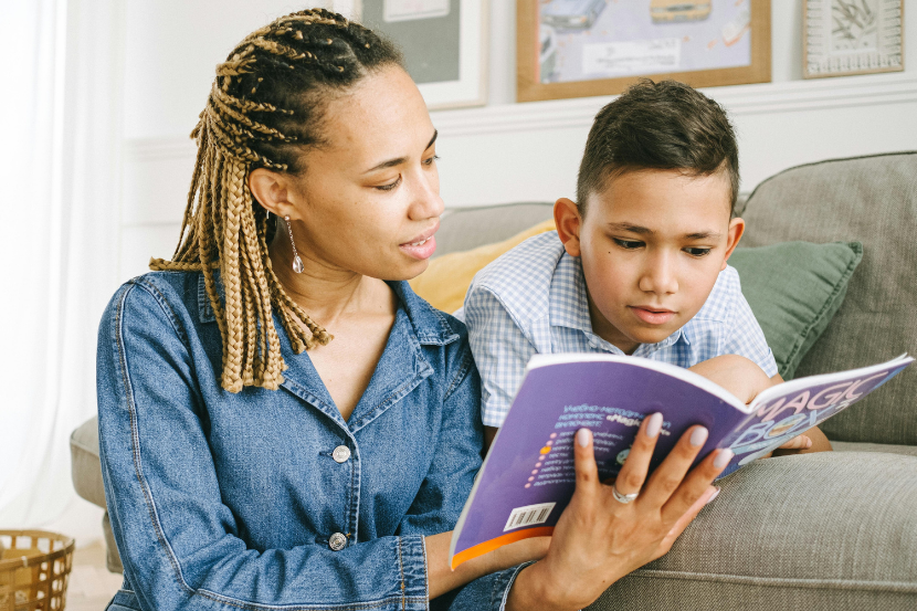 mãe lendo para criança no dia do livro infantil