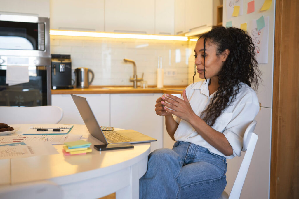 Profissional trabalhando como autônoma em sua casa; Especialização para autônomo: qual pós fazer? Veja a melhor