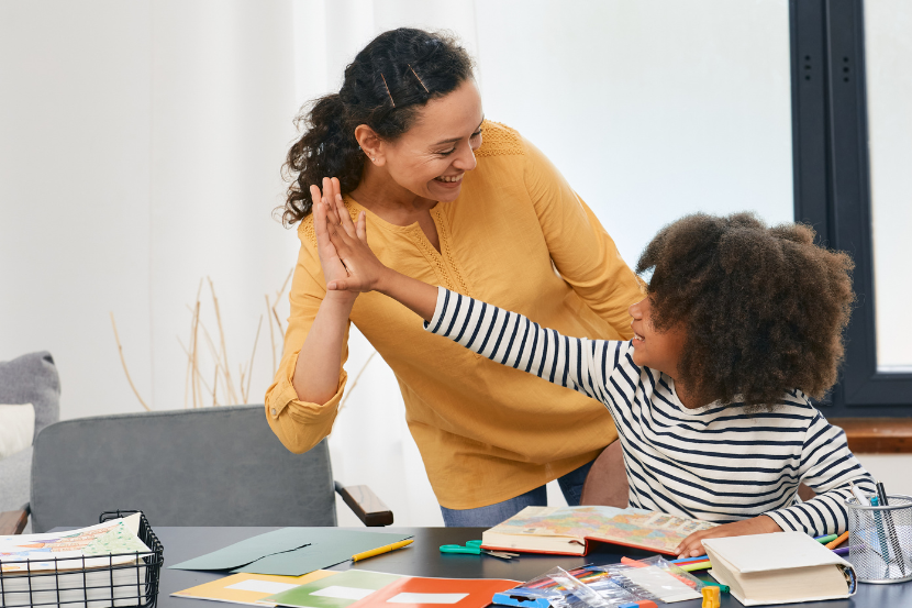 mãe mostrando apoio a sua filha autista