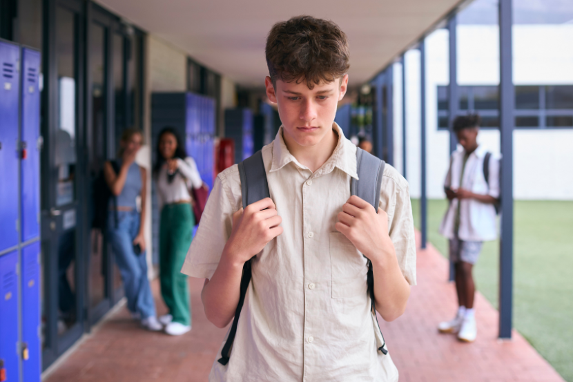 adolescente sofrendo bullying na escola representando frases de combate ao bullying