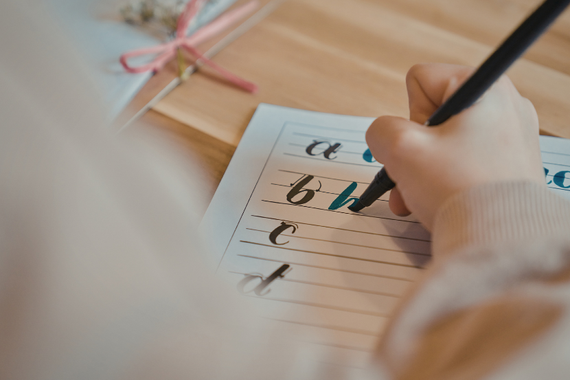 criança treinando a escrita no caderno