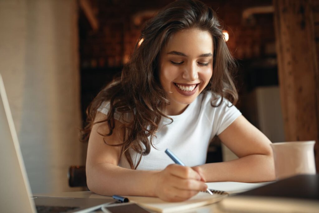 Jovem estudando para concurso; confira os cursos técnicos para concurso público mais indicados