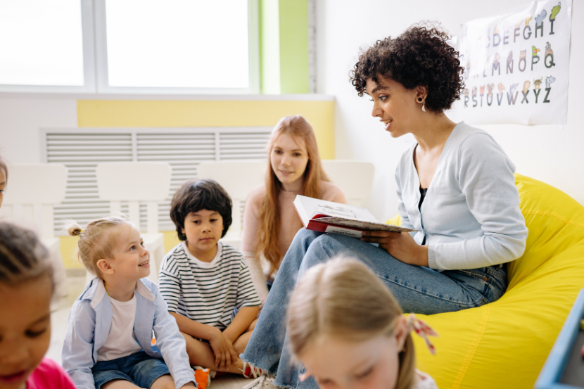 professora lendo para crianças em sala de aula no dia internacional do livro infantil