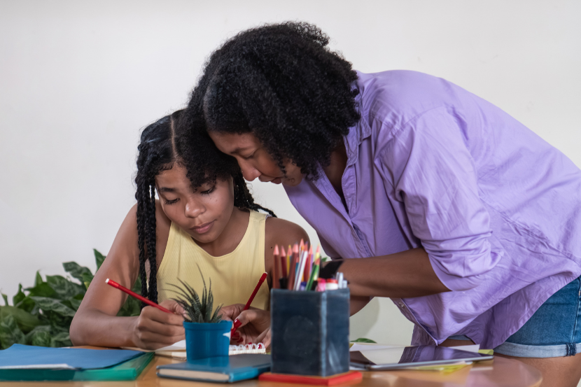 mãe ajudando filha na rotina de estudos em casa