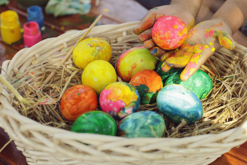 pintura em ovos como atividades de Páscoa para crianças na escola