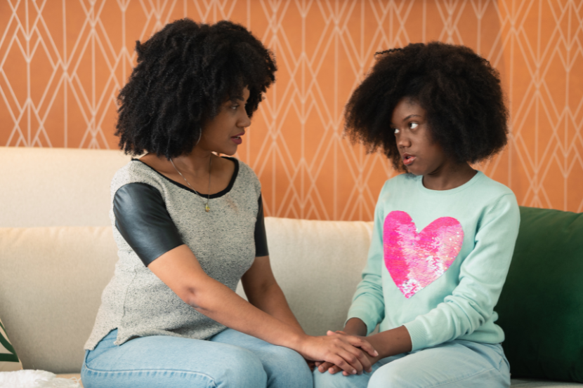 mãe aconselhando filha sobre violência na escola
