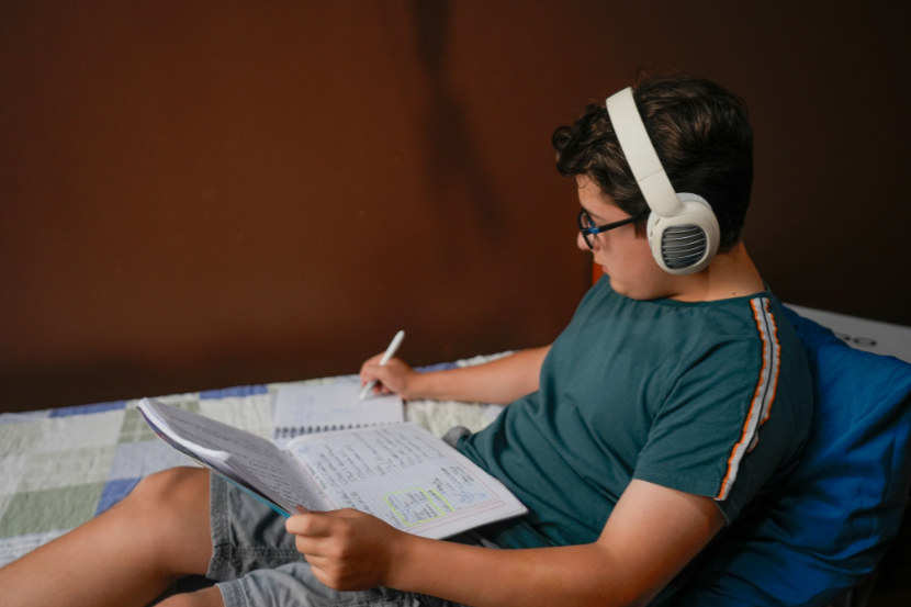 menino com postura ruim de estudos em casa