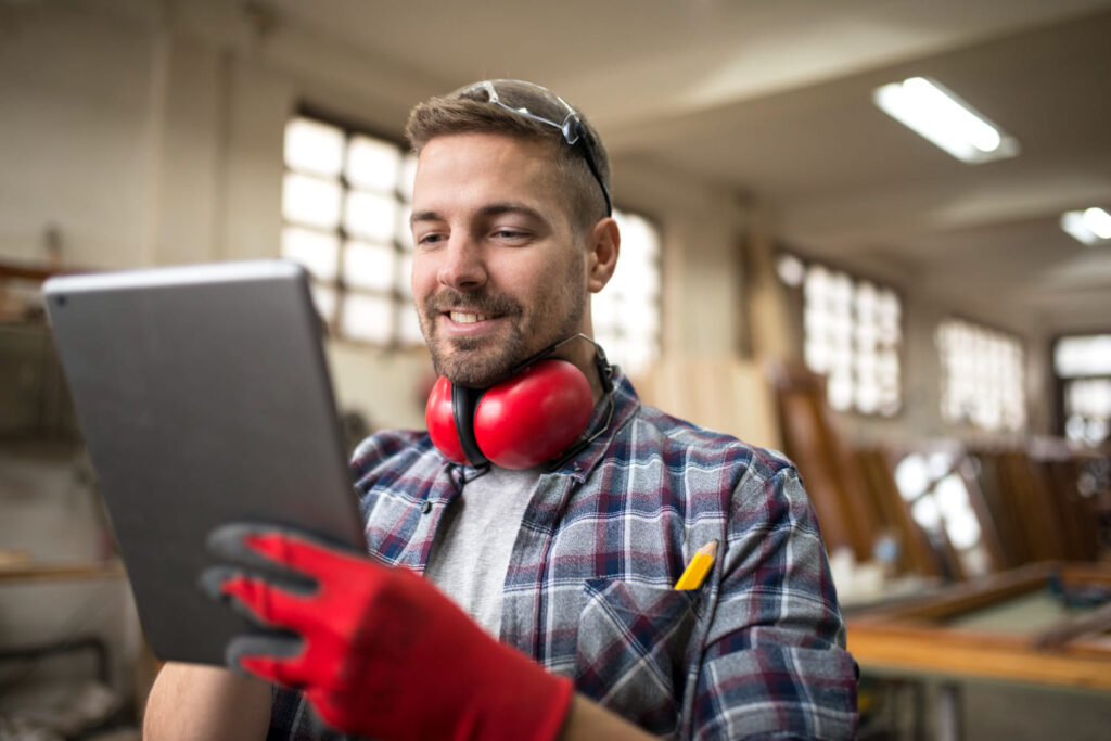 Profissional pesquisando em tablet onde fazer curso técnico com certificado válido.