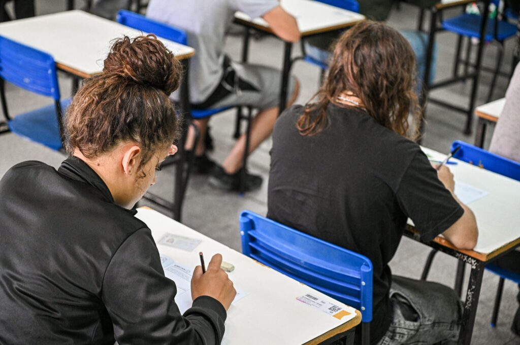 Estudantes fazendo Provão Paulista em sala de aula; Provão Paulista abre 7,5 mil vagas gratuitas em 93 cursos superiores; veja opções