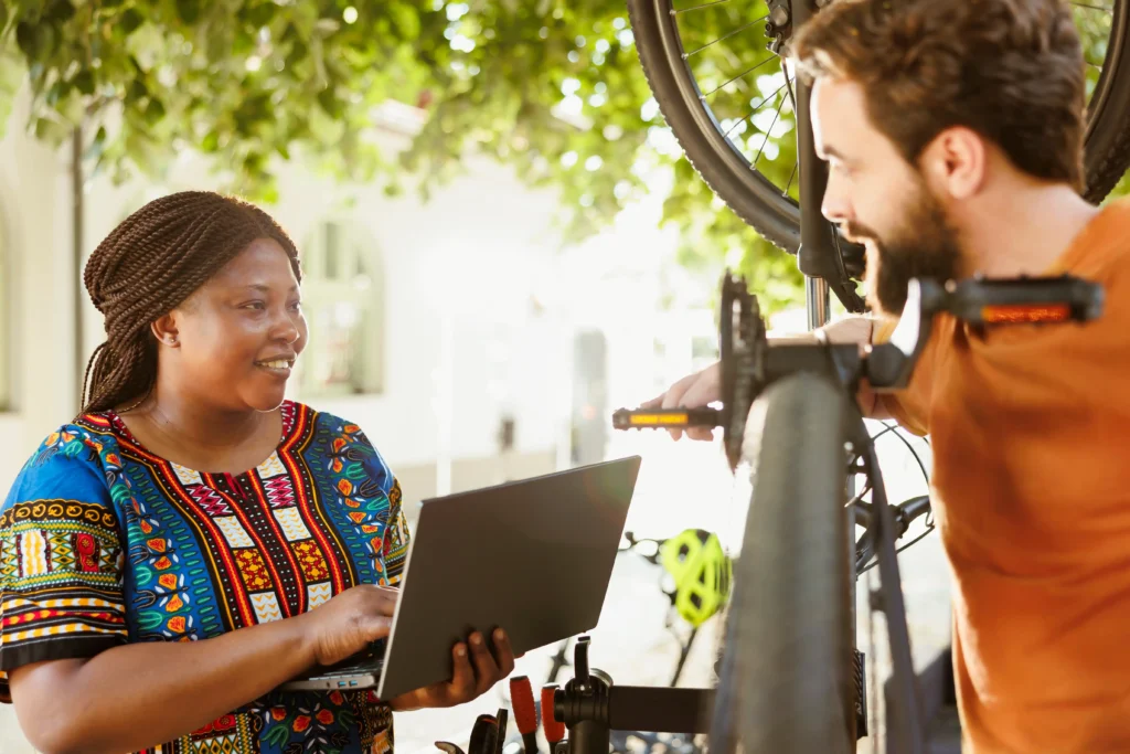 Equipe de marketing cultural trabalhando em captação.