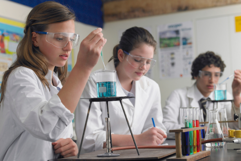 alunos do IF em laboratório de ciências
