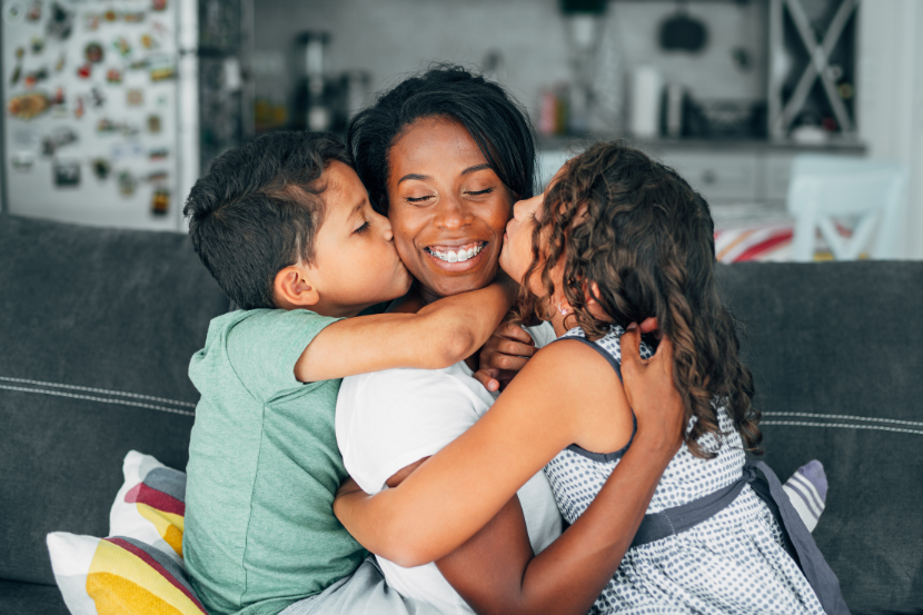 mãe e filhos abraçados no dia internacional da família 2026