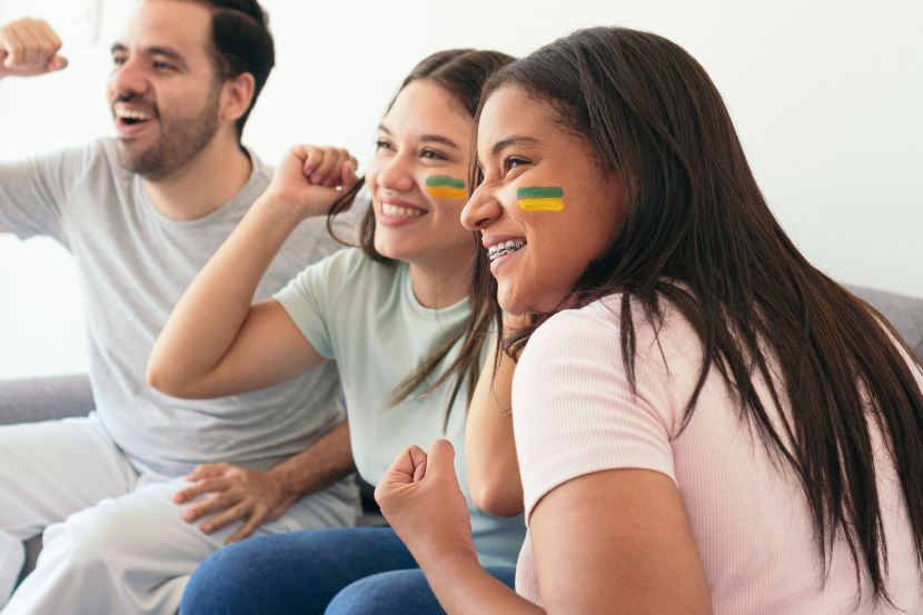 família assistindo a copa do mundo em casa nas férias escolares 