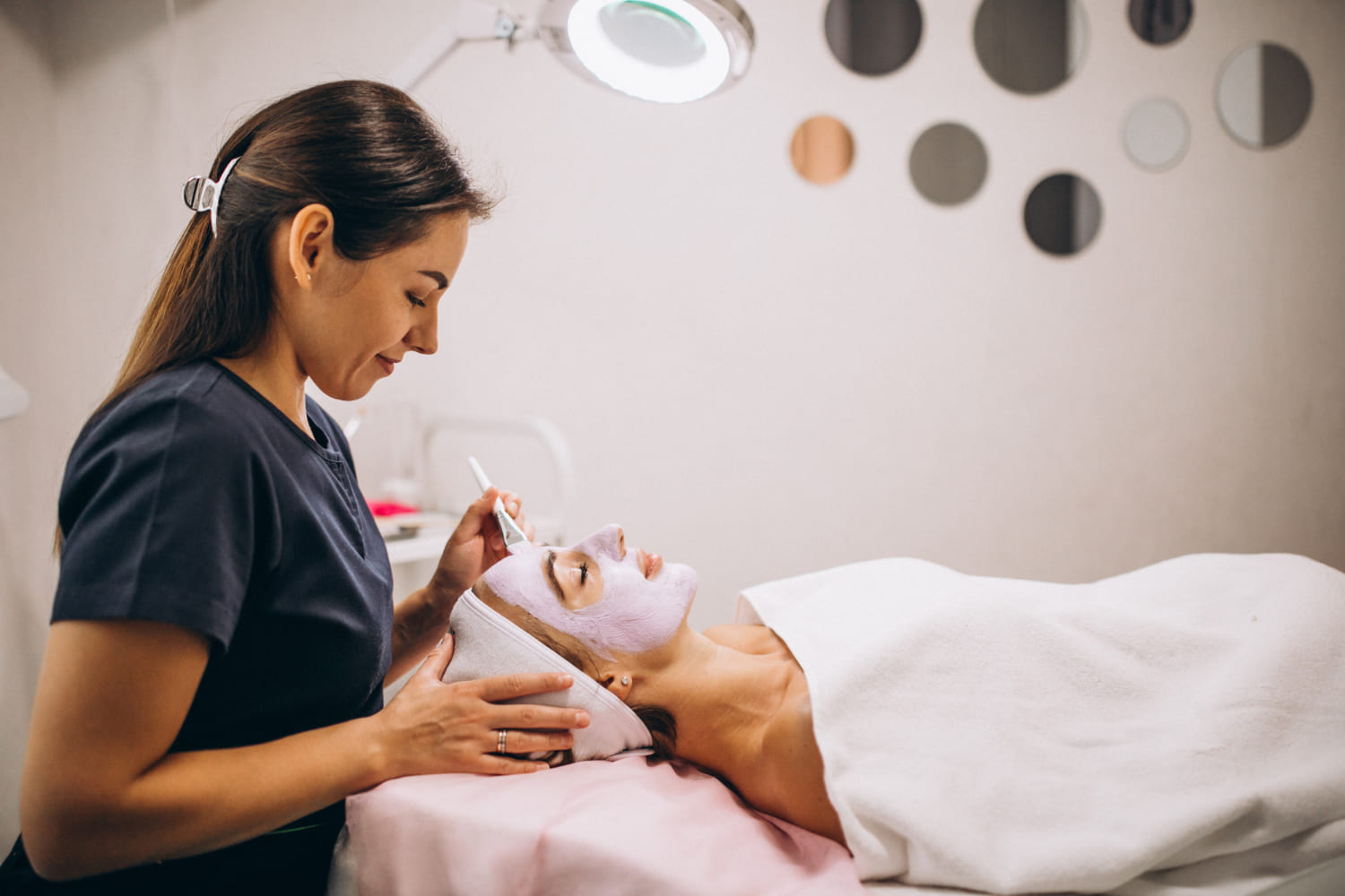 Quem faz Estética pode abrir clínica? Veja o que é preciso