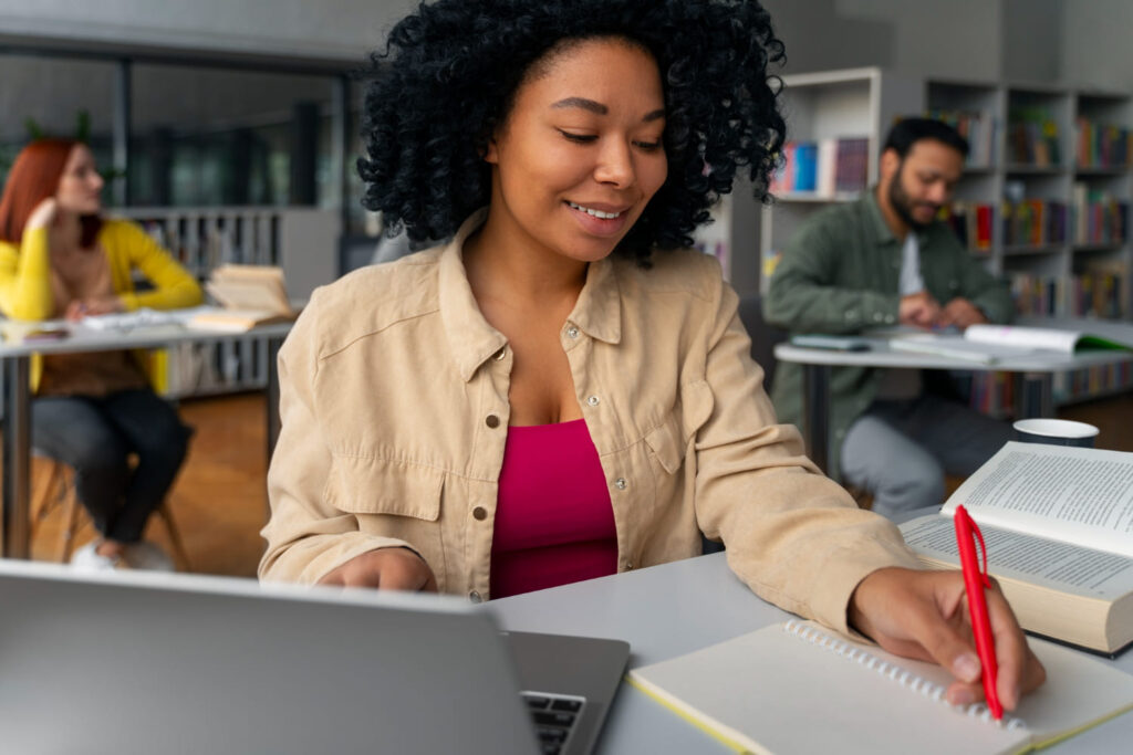 Jovem estudando pelo computador e pensando se cursos livres valem para horas complementares