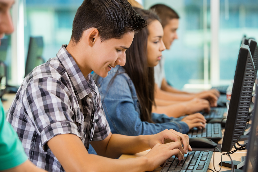 alunos de escola técnica em aula de informática