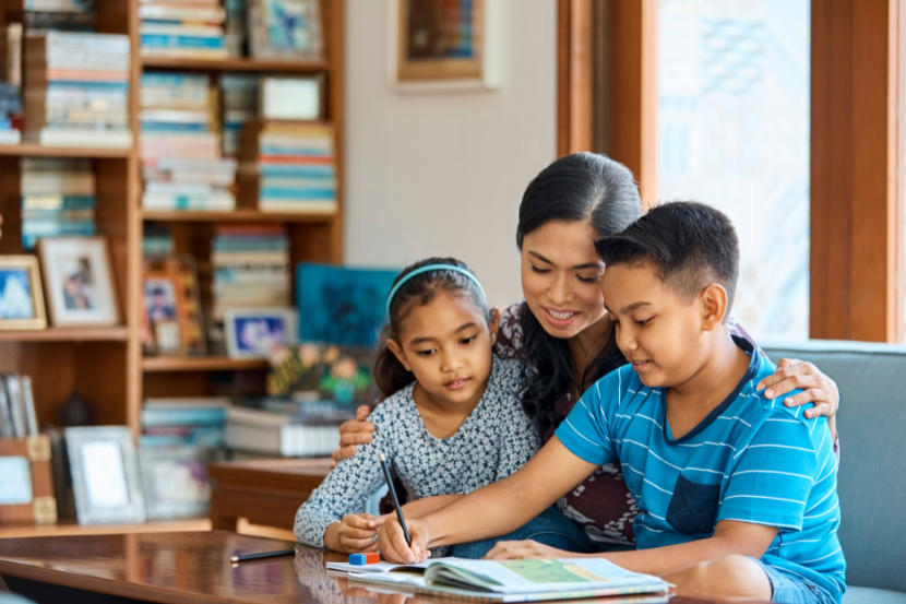 mãe ajudando filhos nos estudos no dia internacional da família 2026