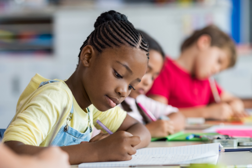 criança estudando sobre o dia da abolição da escravatura na escola
