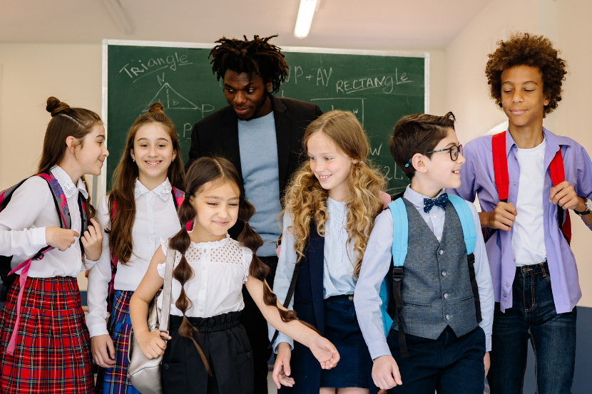 crianças com professor na escola no ano letivo 2026