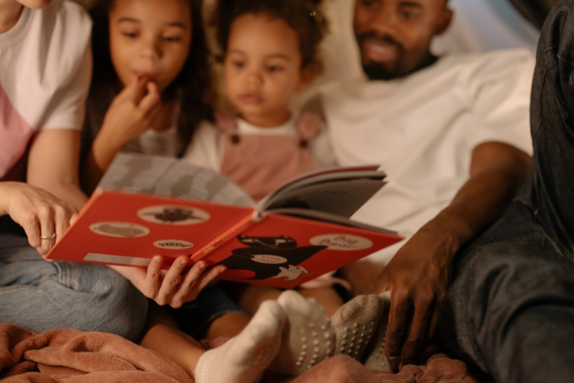 momento de leitura em família no dia mundial da língua portuguesa