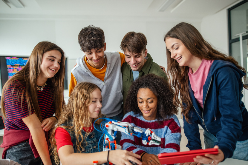 alunos de ensino médio técnico fazendo projeto na escola