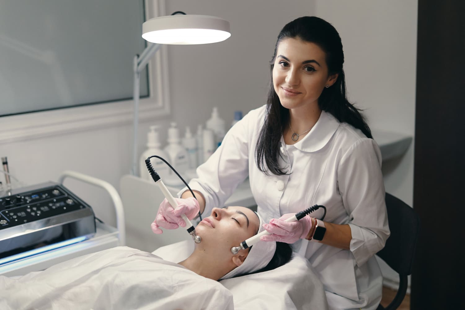 Faculdade de Estética EAD vale a pena? Entenda aulas práticas e diploma