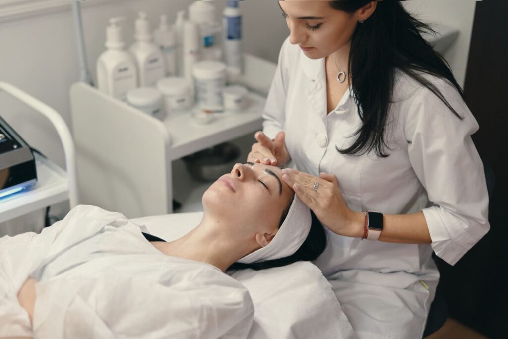 Profissional de estética fazendo tratamento em paciente em sua clínica; confira quais procedimentos o esteticista pode fazer segundo a lei