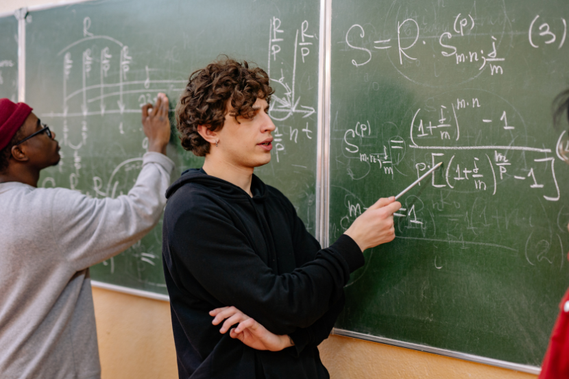 adolescentes na lousa aplicando fórmulas de matemática