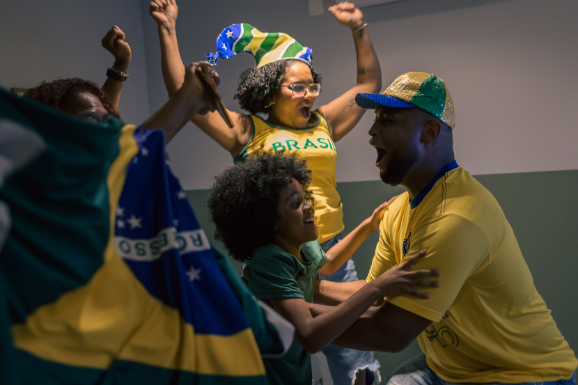 família comemorando jogo do Brasil na copa do mundo férias escolares