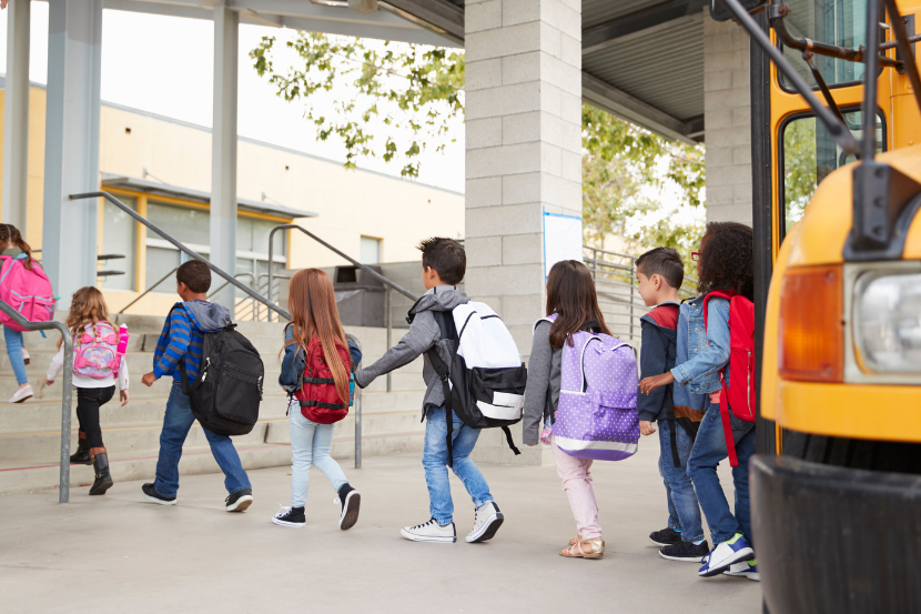 crianças enfileiradas indo pra escola no ano letivo 2026