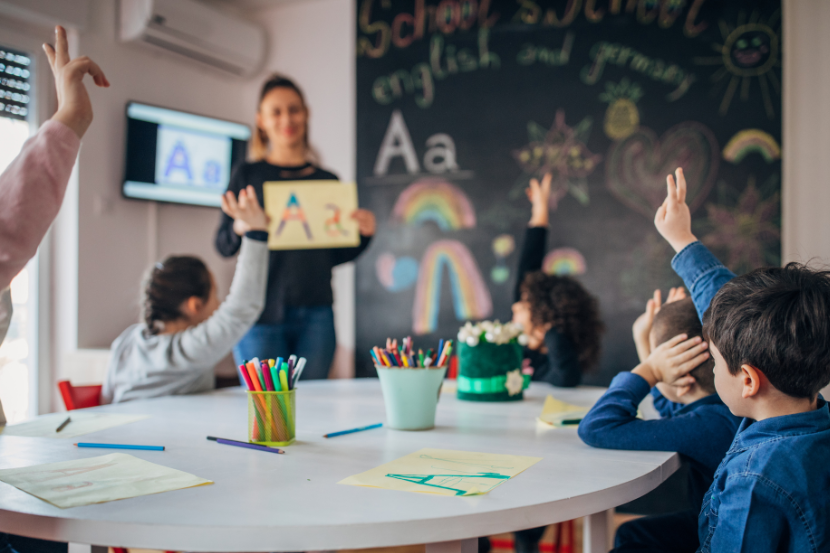 crianças na escola aprendendo o alfabeto 