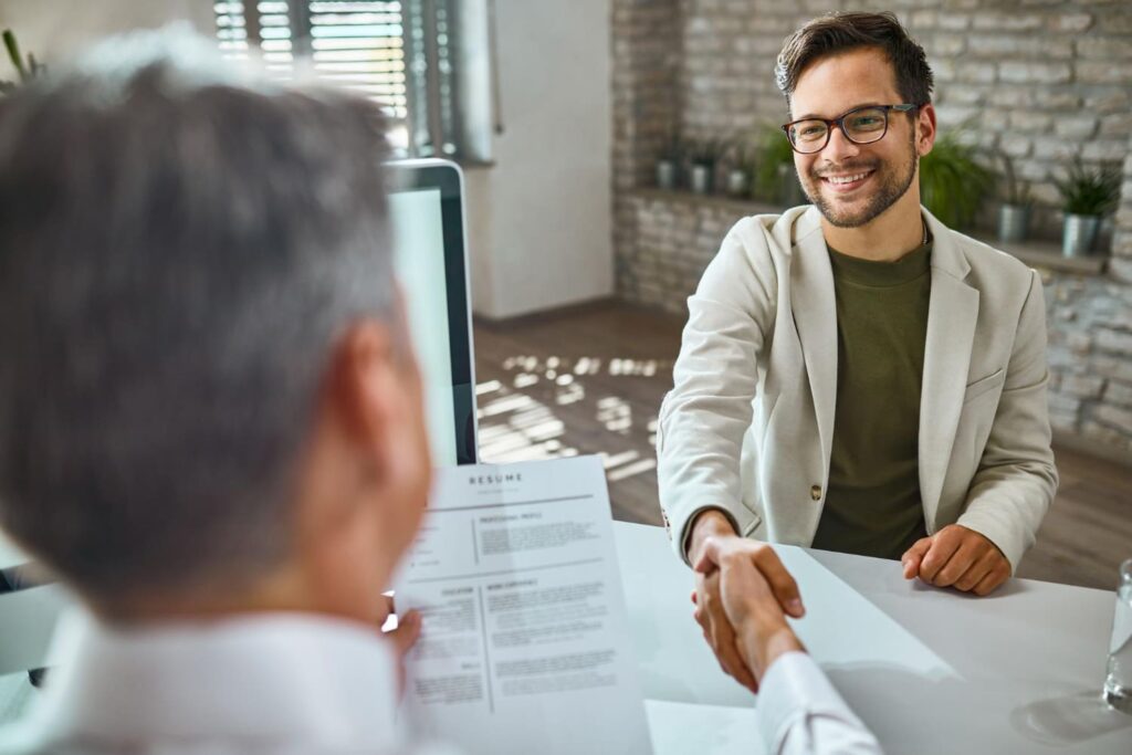 Jovem buscando primeiro emprego com formação técnica; confira cursos técnicos para quem nunca trabalhou e busca o primeiro emprego