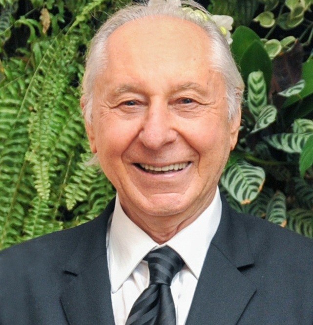 Prof. Dr. Celmo Celeno Porto, médico e professor referência em Semiologia Médica, autor de livros como Semiologia Médica Porto.